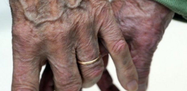 Maladie d'Alzheimer : pour les proches, un quotidien transformé en "enfer"