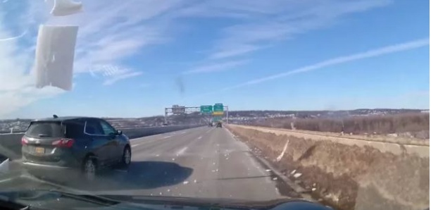 Une énorme plaque de glace s'écrase sur leur pare-brise