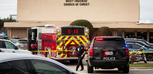 Un homme tue deux personnes dans une église au Texas, les fidèles l'abattent