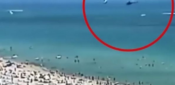 Un hélicoptère s'écrase devant une plage bondée
