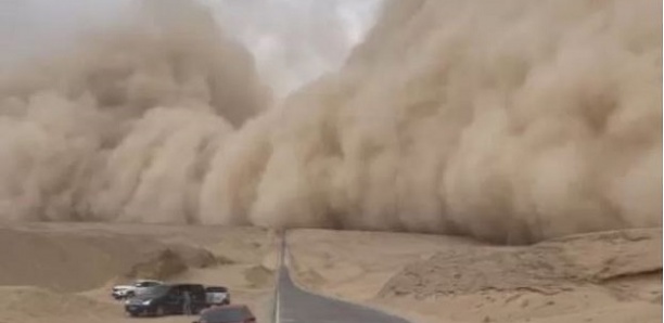Une tempête de sable géante bloque des automobilistes pendant des heures en Chine