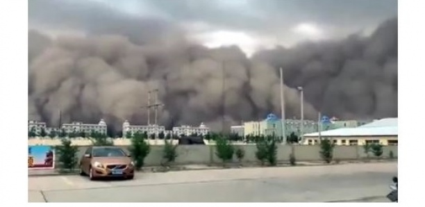 Une ville chinoise “engloutie” par une gigantesque tempête de sable