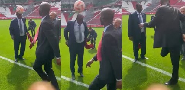 Insolite : Au stade de Kazan, Macky Sall fait admirer ses talents de jongleur