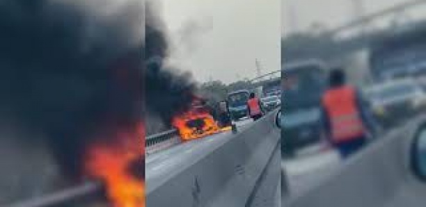 [Vidéo] Un minibus prend feu sur l’autoroute à péage, trafic paralysé