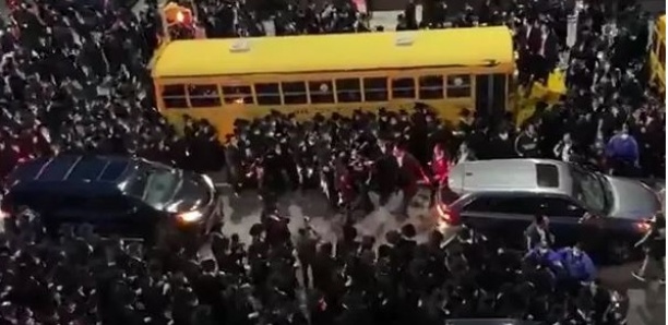 La police de New York disperse un cortège funèbre à Williamsburg