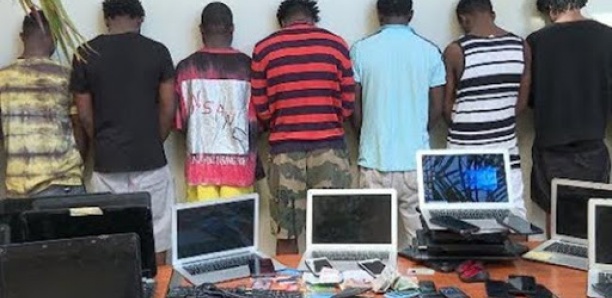 Guédiawaye : Un réseau de cybercriminels démantelé, 26 ordinateurs et 36 portables saisis