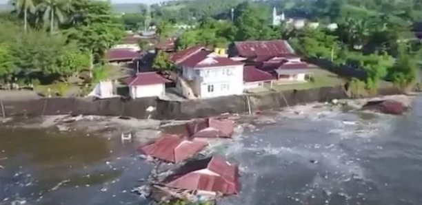 L'érosion du littoral provoque un effondrement dramatique en Indonésie