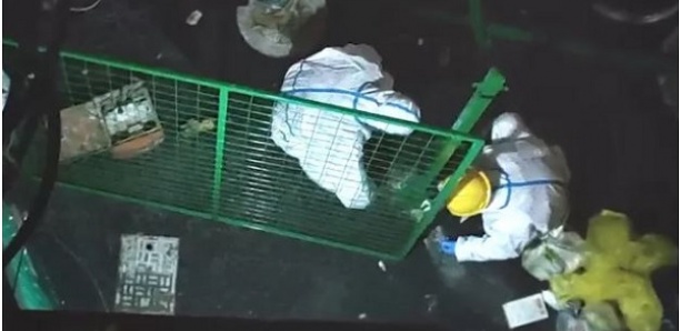 Des ouvriers installent une barrière métallique pour empêcher des habitants de quitter leur appartement à Shanghai