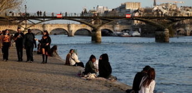 Un confinement pour tout rouvrir : l'alternative de la mairie de Paris à la stratégie de l'exécutif