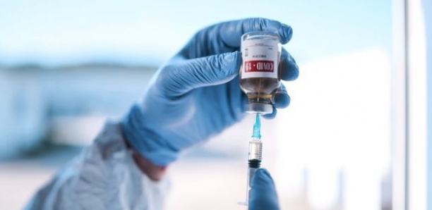 USA : Pour protester contre l'obligation vaccinale, elle se teint le visage en noir