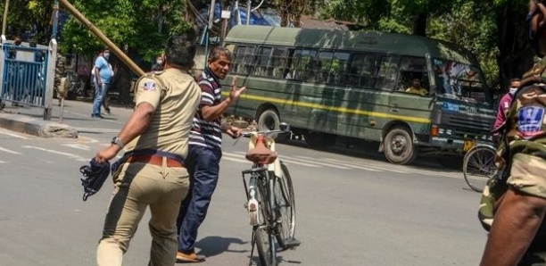 Coups de bâton, pompes forcées et gifles: en Inde, on ne rigole pas avec le confinement