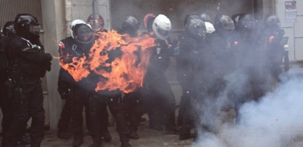Manif sécurité globale : Cette photo virale montre-t-elle un "policier en feu" ?