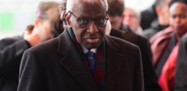 Procès Lamine Diack : Les images de son arrivée au tribunal de Paris