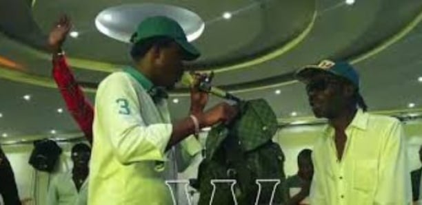 Wally Seck offre un sac rempli d'argent à Souleymane Faye