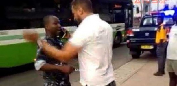 Un Tunisien gifle un policier en fonction et crée la polémique en Côte d'Ivoire