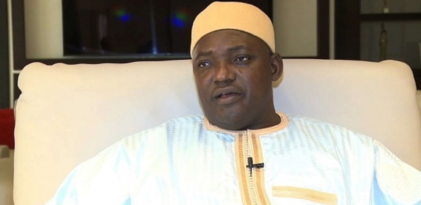 Gambie : Adama Barrow suspend les salaires de 1400 fonctionnaires et envisage de les licencier