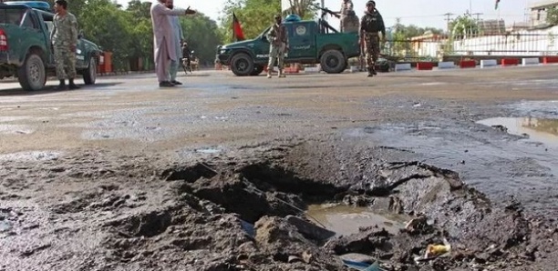 Une bombe tue un haut fonctionnaire afghan dans sa voiture