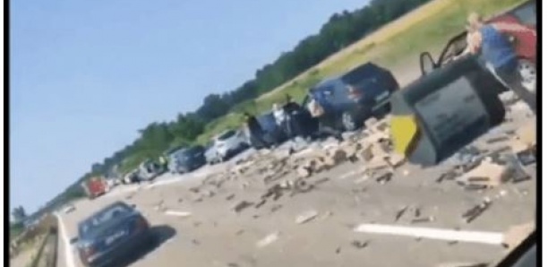 Des automobilistes profitent d’un accident pour récupérer la marchandise tombée sur l’autoroute