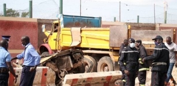 Tronçon Tivaouane-Mboro : Un camion lourdement chargé de béton percute un arbre, le pire évité de justesse