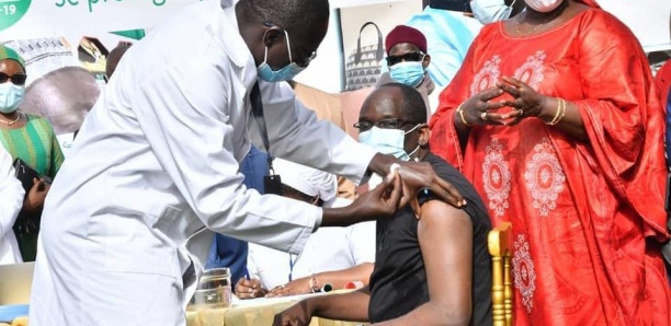 Diouf Sarr le Premier vacciné : Suivez le lancement de l'introduction du vaccin contre la covid-19