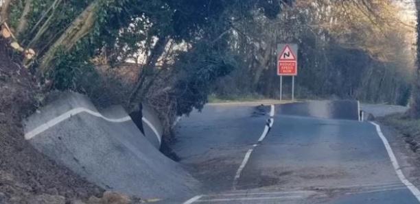 Une route anglaise déformée par un mouvement de terrain inexpliqué