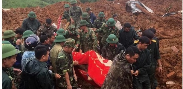 Découverte des corps de 22 soldats vietnamiens ensevelis par des glissements de terrain