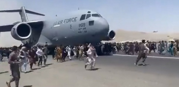 [Vidéo] Afghanistan : Des civils tentent de s’accrocher à un avion de l'US Air Force