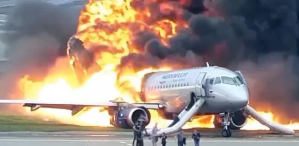 Les images spectaculaires d'un crash d'avion en Russie