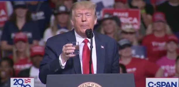 À Tulsa, Trump passe 10 minutes à prouver qu'il sait marcher et boire de l'eau