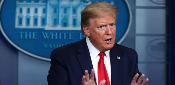 Alors que Trump veut lever le confinement, au moins 14 de ses proches positifs au Covid-19