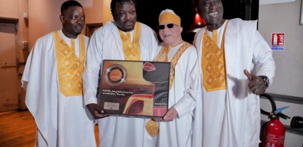 Salif Keita récompensé d’un disque de platine pour son album So Konon