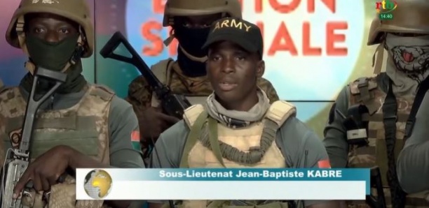 Burkina: les putschistes accusent Damiba de "planifier une contre-offensive" depuis une "base française"