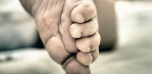 Horreur à Tambacounda : Gêné par ses pleurs, un maçon tue son bébé en le jetant contre un mur