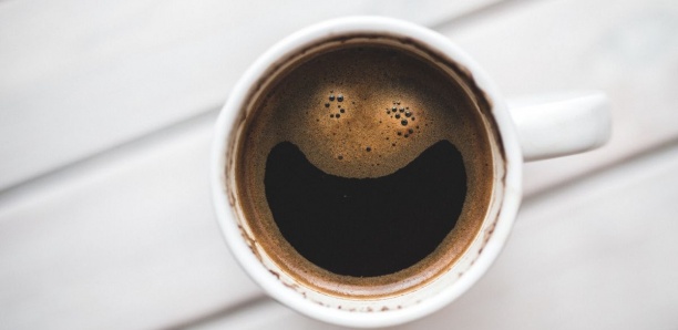 Elle drogue le café de sa collègue pour qu'elle se fasse virer à sa place