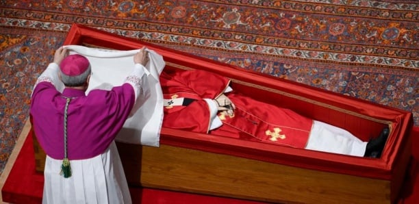 Le cercueil du pape François ramené dans la basilique Saint-Pierre après la messe des funérailles