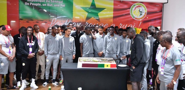 Pour leur qualification en 8es de finale : Les Lions reçoivent un majestueux gâteau de la part de...