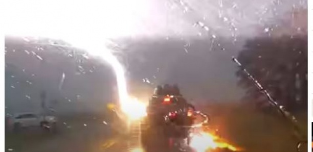 Deux voitures frappées par la foudre sur une autoroute en Floride
