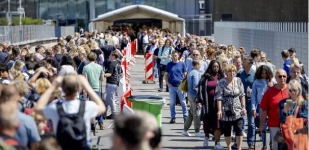 L’aéroport d’Amsterdam-Schiphol distribue des glaces pour ses passagers qui subissent la chaleur
