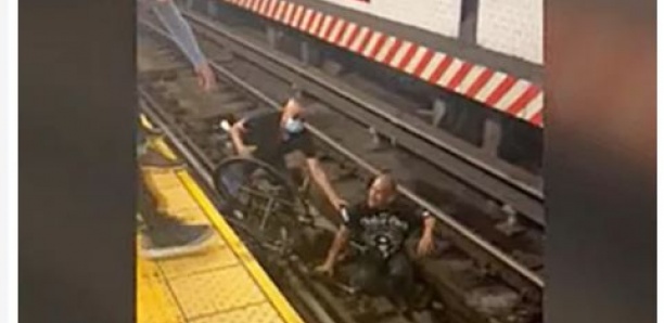 Un homme en chaise roulante sauvé des rails du métro juste à temps