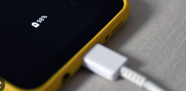 Le FBI met en garde contre les bornes de recharge utilisées par des “personnes mal intentionnées”