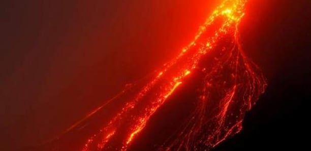 Fontaine de lave et colonnes de fumée: la spectaculaire éruption de l’Etna