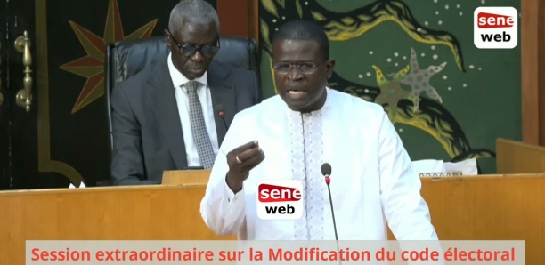"Ces jeunes qui pensent qu'il faut casser le système, nous n'y croyons pas" (Aba Mbaye)