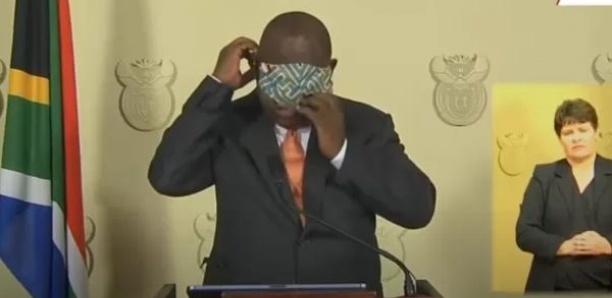 Le président sud-africain bataille pour mettre son masque et se moque de lui-même
