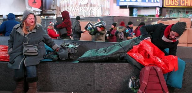 «Dormir dehors»: à New York, des célébrités se mêlent aux SDF