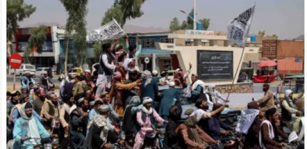 Les talibans défilent à Kandahar dans des véhicules militaires américains