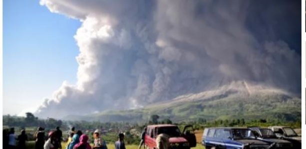 Une spectaculaire colonne de fumée s’échappe du Sinabung: le volcan peut “éclater à tout moment”