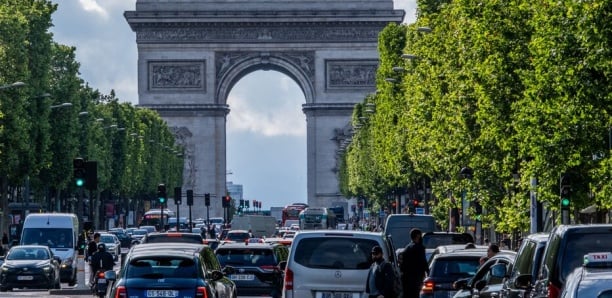 Paris : alerte à la bombe avenue des Champs-Élysées, la galerie des Arcades évacuée