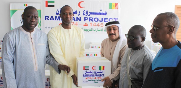 Les Emirats Arabes Unis remettent 200 kits alimentaires à la Haute Autorité du Waqf pour des personnes vulnérables
