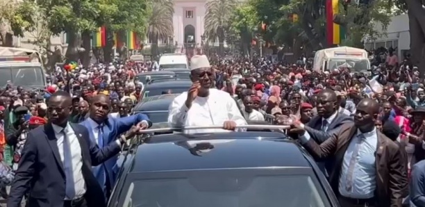 Macky Sall quitte le palais sous les acclamations de la foule