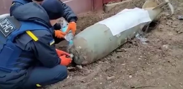 Deux Ukrainiens démontent une bombe russe à mains nues